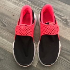 Nike skip on tennis shoes